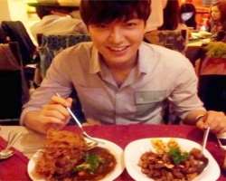 Lee Min ho eating non vegetarian food